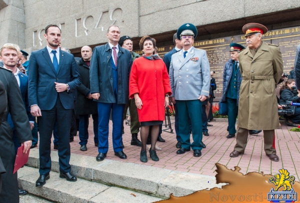 В память начала обороны: Цветы на воде и у Вечного Огня (ФОТО) - «Общество Крыма»