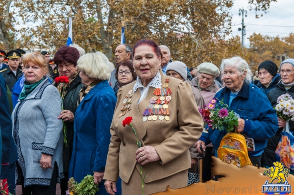 В память начала обороны: Цветы на воде и у Вечного Огня (ФОТО) - «Общество Крыма»