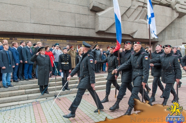 В память начала обороны: Цветы на воде и у Вечного Огня (ФОТО) - «Общество Крыма»