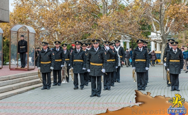 В память начала обороны: Цветы на воде и у Вечного Огня (ФОТО) - «Общество Крыма»
