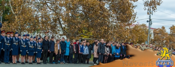 В память начала обороны: Цветы на воде и у Вечного Огня (ФОТО) - «Общество Крыма»