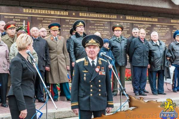 В память начала обороны: Цветы на воде и у Вечного Огня (ФОТО) - «Общество Крыма»