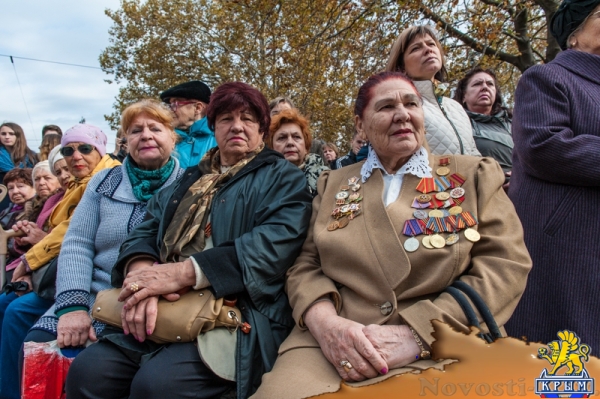 В память начала обороны: Цветы на воде и у Вечного Огня (ФОТО) - «Общество Крыма»