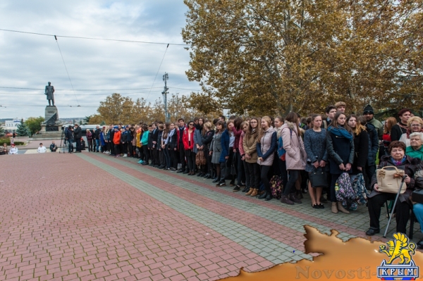 В память начала обороны: Цветы на воде и у Вечного Огня (ФОТО) - «Общество Крыма»