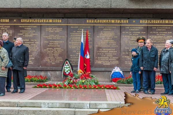 В память начала обороны: Цветы на воде и у Вечного Огня (ФОТО) - «Общество Крыма»