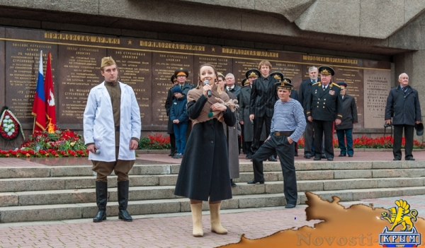 В память начала обороны: Цветы на воде и у Вечного Огня (ФОТО) - «Общество Крыма»