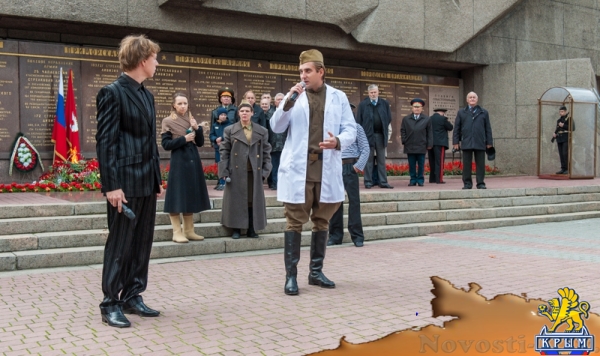 В память начала обороны: Цветы на воде и у Вечного Огня (ФОТО) - «Общество Крыма»
