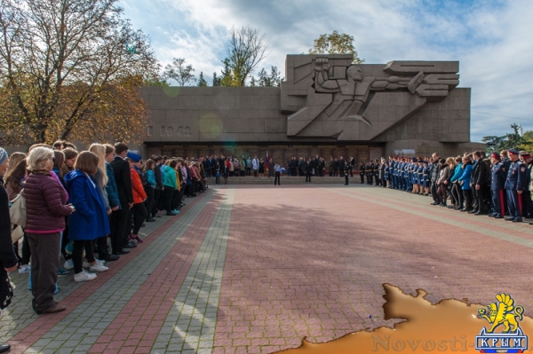 В память начала обороны: Цветы на воде и у Вечного Огня (ФОТО) - «Общество Крыма»