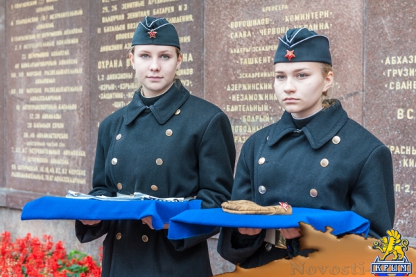 В память начала обороны: Цветы на воде и у Вечного Огня (ФОТО) - «Общество Крыма»