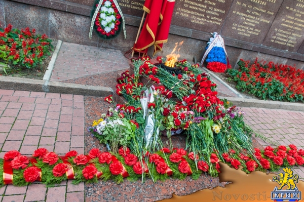 В память начала обороны: Цветы на воде и у Вечного Огня (ФОТО) - «Общество Крыма»