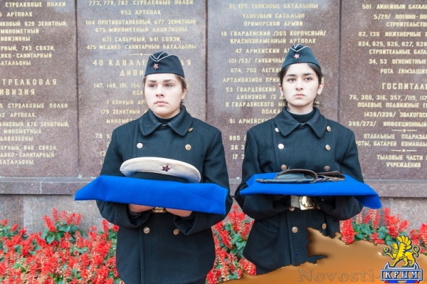 В память начала обороны: Цветы на воде и у Вечного Огня (ФОТО) - «Общество Крыма»