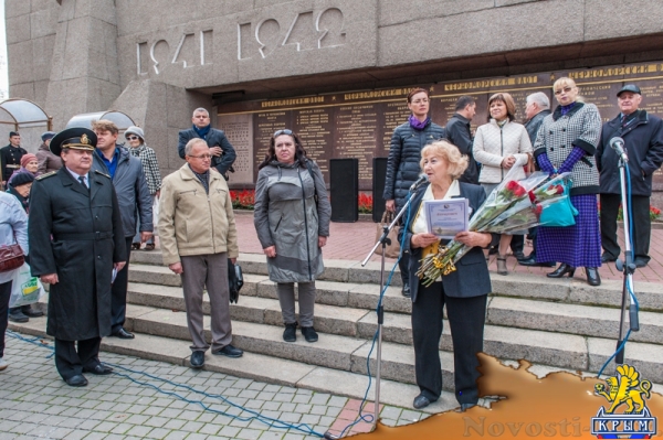 В память начала обороны: Цветы на воде и у Вечного Огня (ФОТО) - «Общество Крыма»