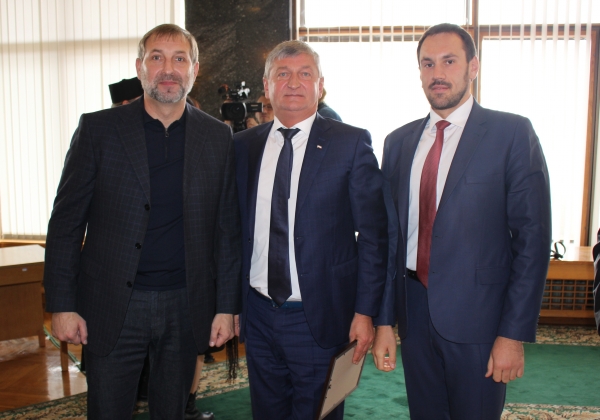 Эффективное взаимодействие всех органов власти Крыма способствует развитию учетно-регистрационной сферы и процветанию республики — Александр Спиридонов - «Госкомрегистр»