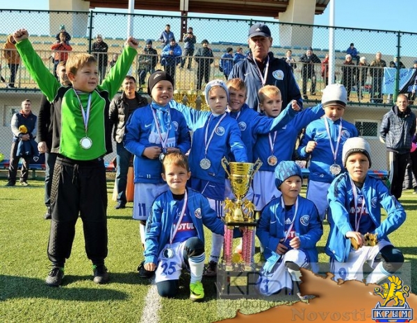 Крымские команды заняли 15 призовых мест на осеннем детско-юношеском футбольном турнире «ArenaYevpatoriaCup-2016» (ФОТО) - «Политика Крыма»
