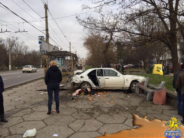 Автомобиль врезался в остановку в Симферополе, один человек погиб (ФОТО) - «Экономика Крыма»
