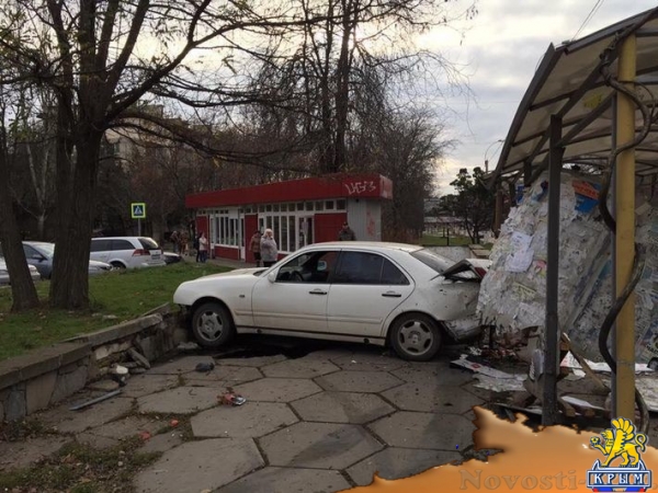 Автомобиль врезался в остановку в Симферополе, один человек погиб (ФОТО) - «Экономика Крыма»