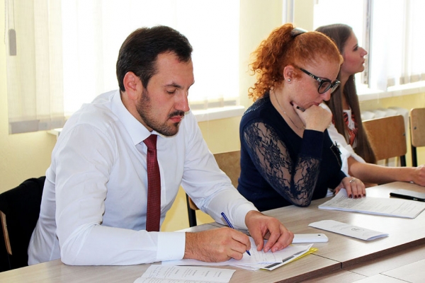 Глава Госкомрегистра ознакомился с презентациями крымских студентов по механизмам регистрации прав на землю - «Госкомрегистр»