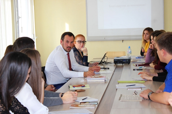 Глава Госкомрегистра ознакомился с презентациями крымских студентов по механизмам регистрации прав на землю - «Госкомрегистр»