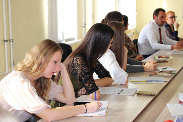 Глава Госкомрегистра ознакомился с презентациями крымских студентов по механизмам регистрации прав на землю - «Госкомрегистр»