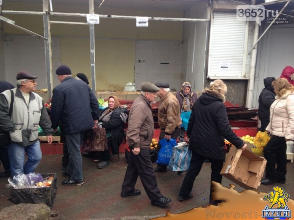 Павильоны снесли - торговля осталась: В Симферополе стихийщики не желают покидать ул. Козлова (ФОТОФАКТ) - «Симферополь»