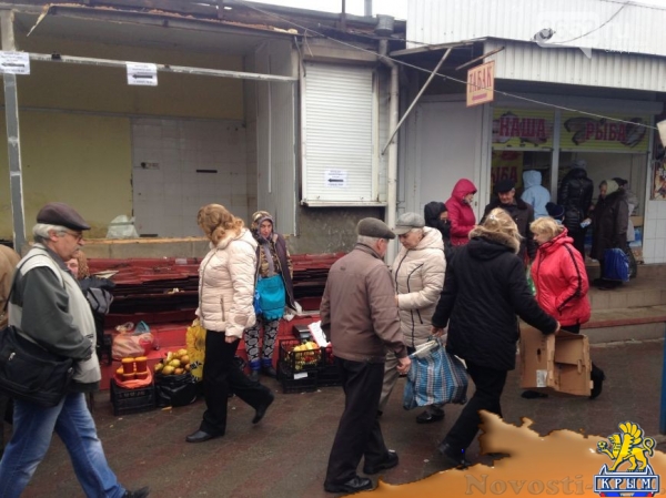 Павильоны снесли - торговля осталась: В Симферополе стихийщики не желают покидать ул. Козлова (ФОТОФАКТ) - «Симферополь»