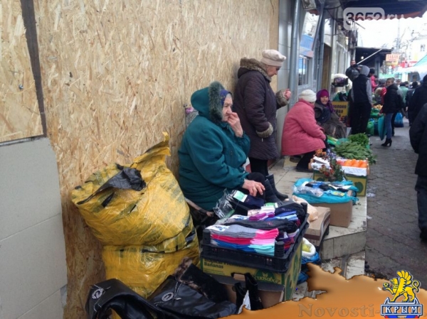 Павильоны снесли - торговля осталась: В Симферополе стихийщики не желают покидать ул. Козлова (ФОТОФАКТ) - «Симферополь»