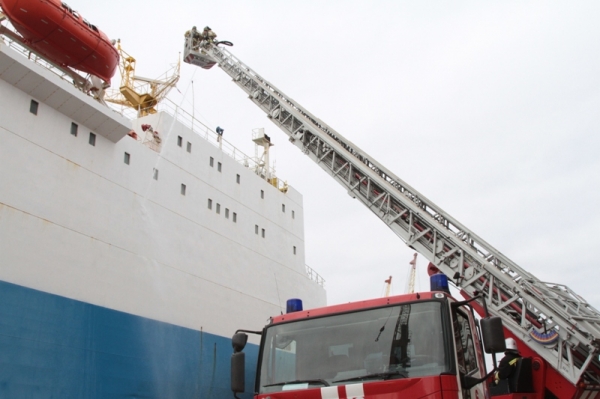 В Севастопольском морском порту тушили корабль «Новороссийск» (ФОТО)  - «Новости Севастополя» В Севастопольском морском порту тушили корабль «Новороссийск» (ФОТО)  - «Новости Севастополя»