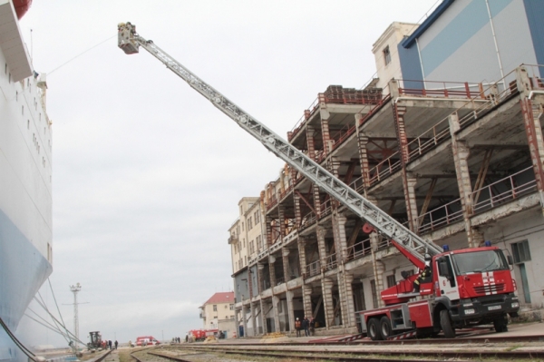 В Севастопольском морском порту тушили корабль «Новороссийск» (ФОТО)  - «Новости Севастополя» В Севастопольском морском порту тушили корабль «Новороссийск» (ФОТО)  - «Новости Севастополя»