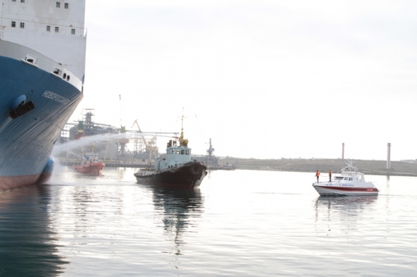 В Севастопольском морском порту тушили корабль «Новороссийск» (ФОТО)  - «Новости Севастополя» В Севастопольском морском порту тушили корабль «Новороссийск» (ФОТО)  - «Новости Севастополя»