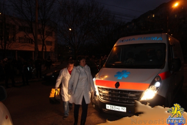 Из-за возгорания в электрощитке из симферопольской многоэтажки эвакуировали 68 жильцов - маленьких детей спасатели выносили на руках (ФОТО, ВИДЕО) - «Симферополь» Из-за возгорания в электрощитке из симферопольской многоэтажки эвакуировали 68 жильцов - маленьких детей спасатели выносили на руках (ФОТО, ВИДЕО) - «Симферополь»
