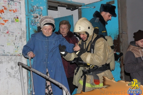 Из-за возгорания в электрощитке из симферопольской многоэтажки эвакуировали 68 жильцов - маленьких детей спасатели выносили на руках (ФОТО, ВИДЕО) - «Симферополь» Из-за возгорания в электрощитке из симферопольской многоэтажки эвакуировали 68 жильцов - маленьких детей спасатели выносили на руках (ФОТО, ВИДЕО) - «Симферополь»