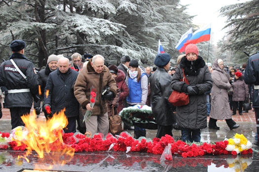 Сотрудники министерства чрезвычайных ситуаций Республики Крым отдали дань памяти у могилы Неизвестного Солдата - «МЧС» Сотрудники министерства чрезвычайных ситуаций Республики Крым отдали дань памяти у могилы Неизвестного Солдата - «МЧС»