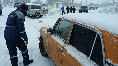 Спасатели «КРЫМ-СПАС» продолжают оперативно оказывать помощь автомобилистам - «МЧС» Спасатели «КРЫМ-СПАС» продолжают оперативно оказывать помощь автомобилистам - «МЧС»