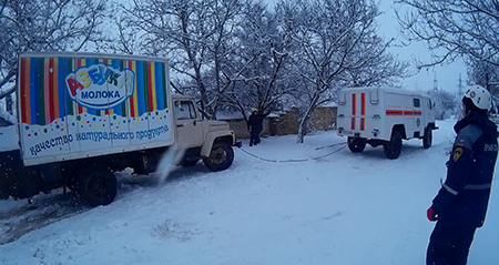 Спасатели «КРЫМ-СПАС» продолжают оперативно оказывать помощь автомобилистам - «МЧС» Спасатели «КРЫМ-СПАС» продолжают оперативно оказывать помощь автомобилистам - «МЧС»