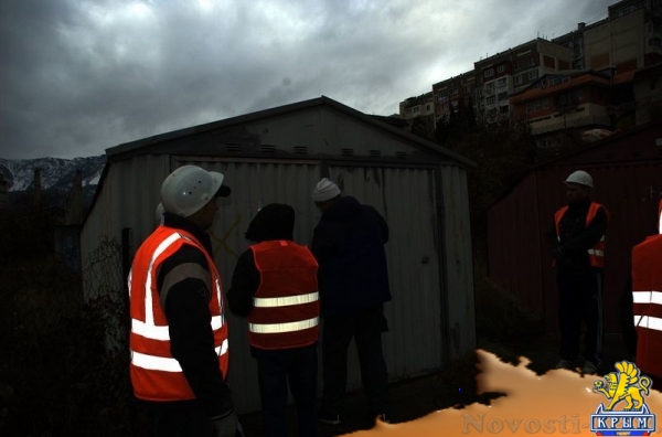 Муниципальные службы Ялты приступили к сносу незаконных гаражей на участке, отведенном под новую школу (ФОТО) - «Туризм Крыма»