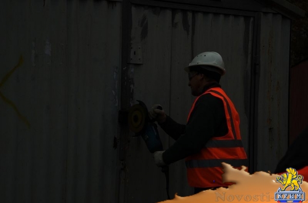 Муниципальные службы Ялты приступили к сносу незаконных гаражей на участке, отведенном под новую школу (ФОТО) - «Туризм Крыма»