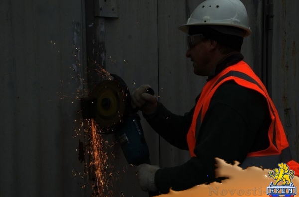 Муниципальные службы Ялты приступили к сносу незаконных гаражей на участке, отведенном под новую школу (ФОТО) - «Туризм Крыма»