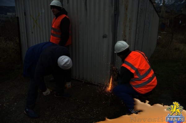 Муниципальные службы Ялты приступили к сносу незаконных гаражей на участке, отведенном под новую школу (ФОТО) - «Туризм Крыма»