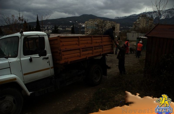 Муниципальные службы Ялты приступили к сносу незаконных гаражей на участке, отведенном под новую школу (ФОТО) - «Туризм Крыма»