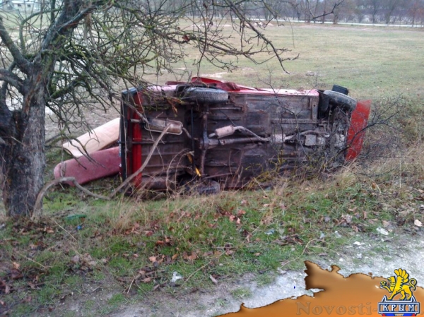 В Крыму "Жигули" опрокинулись в кювет: водителя увезли на "скорой" (ФОТО) - «Симферополь»