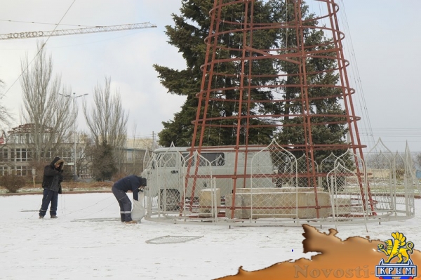 В Керчи приступили к установке главной елки - «Керчь» В Керчи приступили к установке главной елки - «Керчь»