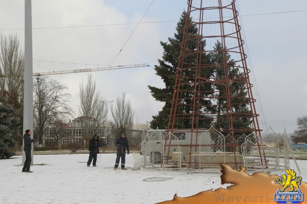 В Керчи приступили к установке главной елки - «Керчь» В Керчи приступили к установке главной елки - «Керчь»