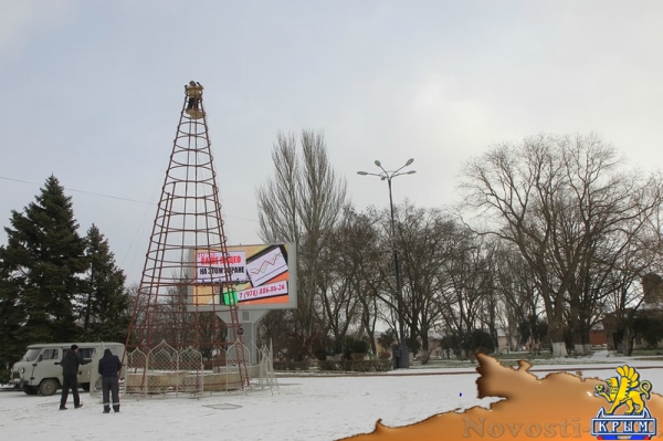 В Керчи приступили к установке главной елки - «Керчь» В Керчи приступили к установке главной елки - «Керчь»