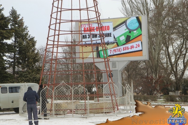 В Керчи приступили к установке главной елки - «Керчь» В Керчи приступили к установке главной елки - «Керчь»