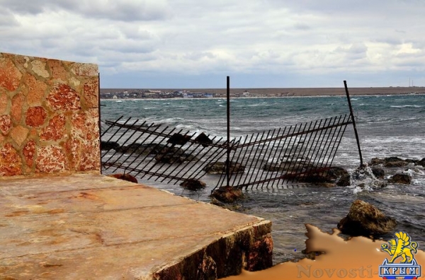Прокуратура настояла на сносе забора крымского экс-депутата Мальчикова, преграждающего путь к морю в Оленевке (ФОТО) - «Политика Крыма»
