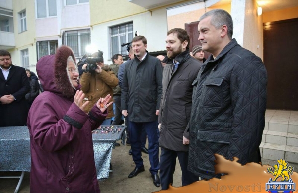 Аксёнов заложил капсулу под строительство Центра полиэтнической культуры молодежи в Симферополе и вручил ключи от 90 новых квартир реабилитированным гражданам (ФОТО) - «Политика Крыма»