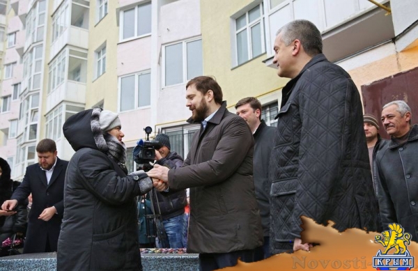 Аксёнов заложил капсулу под строительство Центра полиэтнической культуры молодежи в Симферополе и вручил ключи от 90 новых квартир реабилитированным гражданам (ФОТО) - «Политика Крыма»