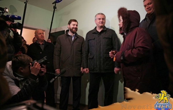 Аксёнов заложил капсулу под строительство Центра полиэтнической культуры молодежи в Симферополе и вручил ключи от 90 новых квартир реабилитированным гражданам (ФОТО) - «Политика Крыма»