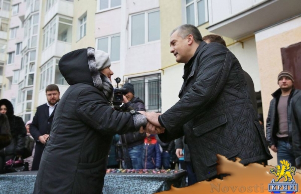 Аксёнов заложил капсулу под строительство Центра полиэтнической культуры молодежи в Симферополе и вручил ключи от 90 новых квартир реабилитированным гражданам (ФОТО) - «Политика Крыма»