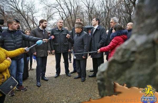 Аксёнов заложил капсулу под строительство Центра полиэтнической культуры молодежи в Симферополе и вручил ключи от 90 новых квартир реабилитированным гражданам (ФОТО) - «Политика Крыма»